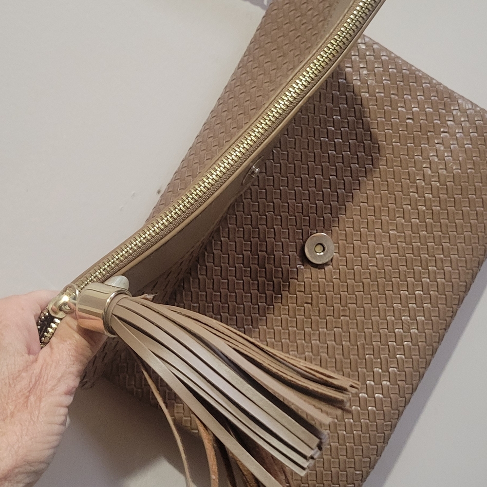 Elegant Tan Woven Clutch Bag - Picture 3 of 8